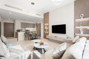 Μια τηλεόραση ή/και κέντρο ψυχαγωγίας στο 1BR in GRANDE with Balcony I Amazing INFINITY POOL I Steps to Dubai Mall & Fountain +31 φωτογραφίες