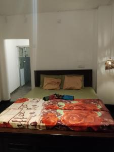 1 dormitorio con cama con edredón en Sihe House, en Ahangama