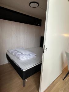 Postel nebo postele na pokoji v ubytování Cozy Riverside Loft Cabin in Oppaker, near Oslo