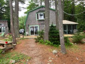 Το κτήριο όπου στεγάζεται  η παραθεριστική κατοικία