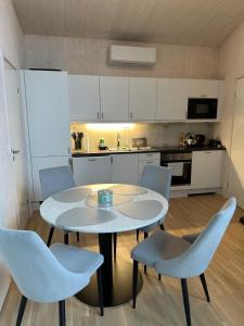 Kuchyň nebo kuchyňský kout v ubytování Cozy Riverside Loft Cabin in Oppaker, near Oslo