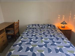 Postel nebo postele na pokoji v ubytování Free Parking WiFi Fresh linens x4