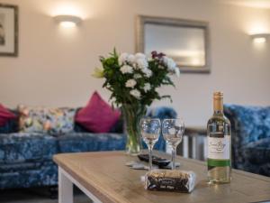 Wainfleet All SaintsにあるField View - Ukc2304のテーブルの上にワインのボトルとグラス2つ
