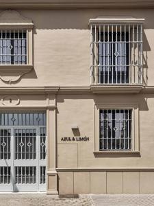 un edificio con dos ventanas y un cartel en él en Azul & Limón Apartments, en Córdoba