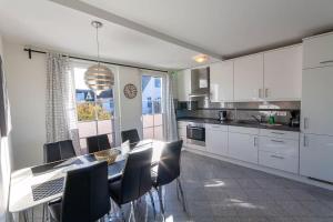 Kuchyň nebo kuchyňský kout v ubytování Ferienwohnung Arkonablick EG, Helle Wohnung mit 2 Terrassen und eigenem eingezäuntem Garten Hunde herzlich willkommen