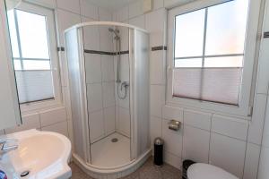 Koupelna v ubytování Ferienwohnung Arkonablick EG, Helle Wohnung mit 2 Terrassen und eigenem eingezäuntem Garten Hunde herzlich willkommen + 16 fotografií