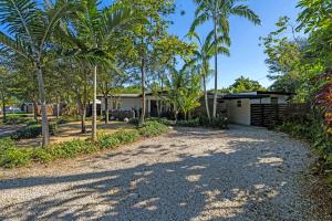 eine Auffahrt, die zu einem Haus mit Palmen führt in der Unterkunft Ventur Tropical with Elite Pool & Ultimate Fun Zone in Fort Lauderdale
