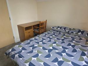 Postel nebo postele na pokoji v ubytování Free Parking WiFi Fresh linens x4