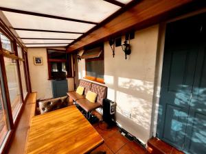 特伦特河畔斯托克Squirrel Cottage的房屋内的房间,配有桌椅