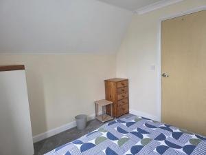 Postel nebo postele na pokoji v ubytování Free Parking WiFi Fresh linens x4