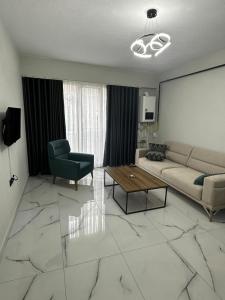 een woonkamer met een bank en een tafel bij Royal Suit in Bandırma