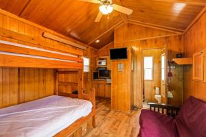 Ένα ή περισσότερα κρεβάτια σε δωμάτιο στο Jellystone Mammoth Cave +27 φωτογραφίες