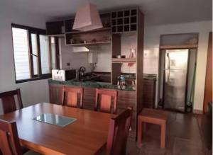 Η κουζίνα ή μικρή κουζίνα στο Lindo y cómodo departamento en Maitencillo, Chile +4 φωτογραφίες