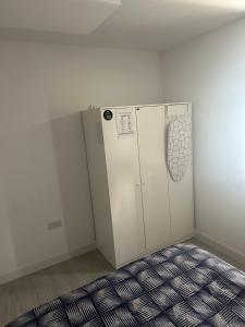 Un rincón de una habitación con una cama dentro. en The Courtyard, en Navan