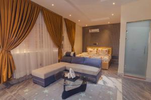 OkpongloQuads Villa的一间卧室，里面有一张床、一张沙发和一张桌子