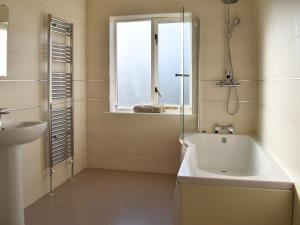 ein Badezimmer mit Dusche und Waschbecken und einem Fenster in der Unterkunft Pines Cottage - Uk42110 in St Margarets at Cliff