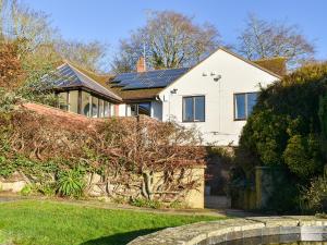 ein Haus mit Sonnenkollektoren auf dem Dach in der Unterkunft Pines Cottage - Uk42110 in St Margarets at Cliff
