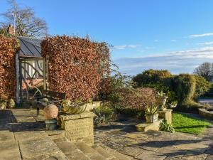 einen Garten mit einer Bank vor einem Gebäude in der Unterkunft Pines Cottage - Uk42110 in St Margarets at Cliff + 23 Fotos