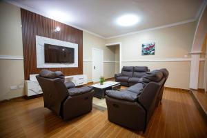 Et opholdsområde på Spacious 2bedroom apartment