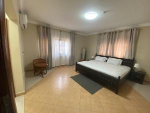 En eller flere senge i et værelse på Spacious 2bedroom apartment + 5 billeder