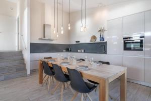 ein Esszimmer mit einem Tisch und einigen Stühlen in der Unterkunft Luxury Beachfront Villa 4p - Uitzicht op de Baai & Duinen - Villa 19 in Ouddorp