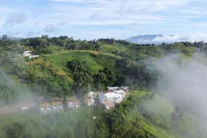 考科Area21 Khaokho的雾中山顶的房屋