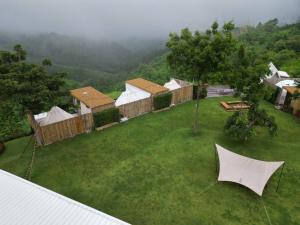 考科Area21 Khaokho的从空中俯瞰一个搭着帐篷的院子 更多97张照片