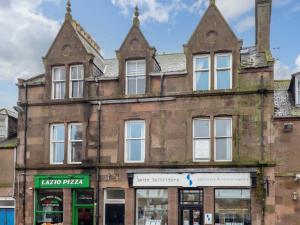 an old building on the corner of a street at 9A Market Square in Stonehaven