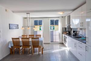 Kuchyň nebo kuchyňský kout v ubytování Ferienwohnung Königshörn EG, Helle Wohnung mit 2 Terrassen, eigenem eingezäuntem Garten und Nähe zum Meer Hunde herzlich willkommen