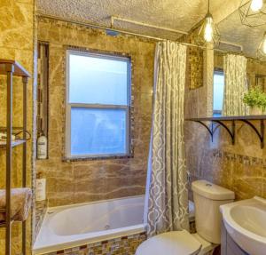 Koupelna v ubytování Charming Cozy Cabin with Hot-tub in Gary, Indiana