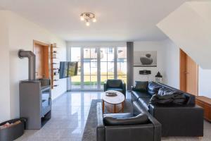 Posezení v ubytování Ferienwohnung Königshörn EG, Helle Wohnung mit 2 Terrassen, eigenem eingezäuntem Garten und Nähe zum Meer Hunde herzlich willkommen