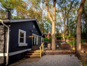 Zahrada ubytování Charming Cozy Cabin with Hot-tub in Gary, Indiana + 33 fotografií