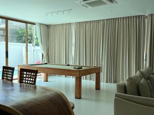 Ban Nong ChaengにあるNABI LUXURY JOMTIEnのビリヤード台とソファのあるリビングルーム