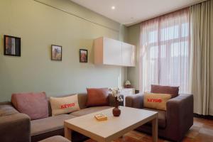 エレバンにあるApartment KeyGo #0201 next to the National Galleryのソファとテーブルのあるリビングルーム