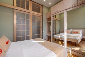 エレバンにあるApartment KeyGo #0201 next to the National Galleryのベッドルーム1室(ベッド1台、ベッド2台付)