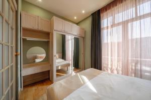 エレバンにあるApartment KeyGo #0201 next to the National Galleryのベッドルーム(ベッド1台、鏡、シンク付)