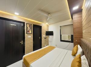 Et tv og/eller underholdning på BellMount Hotel Near Delhi Airport + 14 billeder