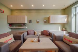 エレバンにあるApartment KeyGo #0201 next to the National Galleryのソファとテーブルのあるリビングルーム