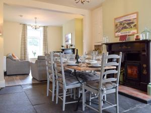 ホールトン・イン・リブルズデールにあるThree Peaks Houseのテーブルと椅子のあるダイニングルーム +9枚の写真