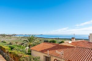 uitzicht op de oceaan vanuit een huis bij Pleamar 23 in Torrevieja