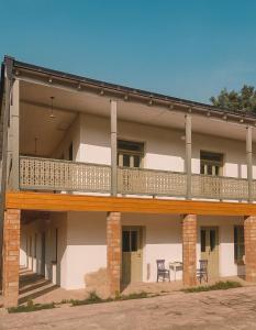 ディリジャンにある2 Floor Inn in Dilijanのバルコニー(テーブル、椅子付)