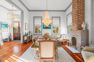 une salle à manger avec une table et une cheminée dans l'établissement The White Pelican Inn-Trolley a 5 Minute Walk Stops at SeawallBeach, à Galveston