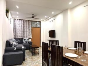 ein Wohnzimmer mit Esstisch und Couch in der Unterkunft SR Homes - Your Gateway to Hyderabad in Hyderabad