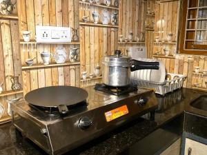 eine Küche mit Herd und Topf drauf in der Unterkunft SR Homes - Your Gateway to Hyderabad in Hyderabad