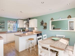 a kitchen and dining room with a wooden table at Pass the Keys Former Show Home 6 min walk to Deddington in Deddington
