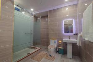 OkpongloQuads Villa的带玻璃淋浴和水槽的浴室 更多21张照片