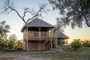 una pequeña choza con techo de paja en Chobe Hideaway, en Kasinka