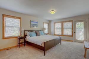 Un dormitorio con una cama grande y ventanas. en Hutson's Bridgeview 30 Day, en Hood River