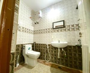 ein Badezimmer mit Toilette und Waschbecken in der Unterkunft SR Homes - Your Gateway to Hyderabad in Hyderabad