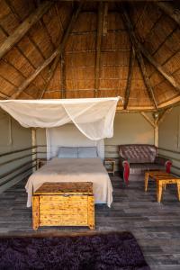Una cama o camas en una habitación de Chobe Hideaway